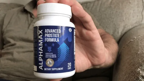 ALPHAMAX Dose in den Händen – Nahaufnahme